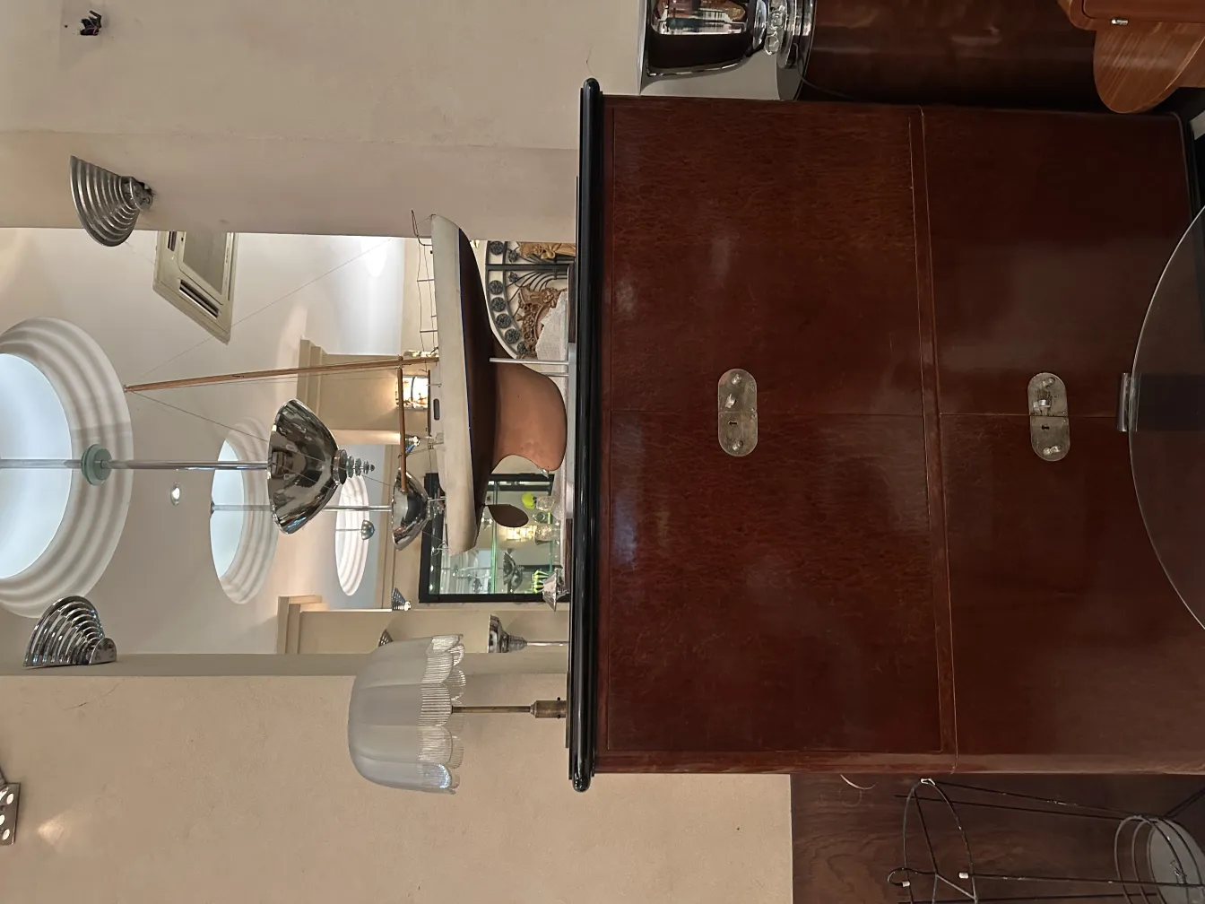 lampe de bureau ancienne avec abat-jour élégant dans un cadre classique