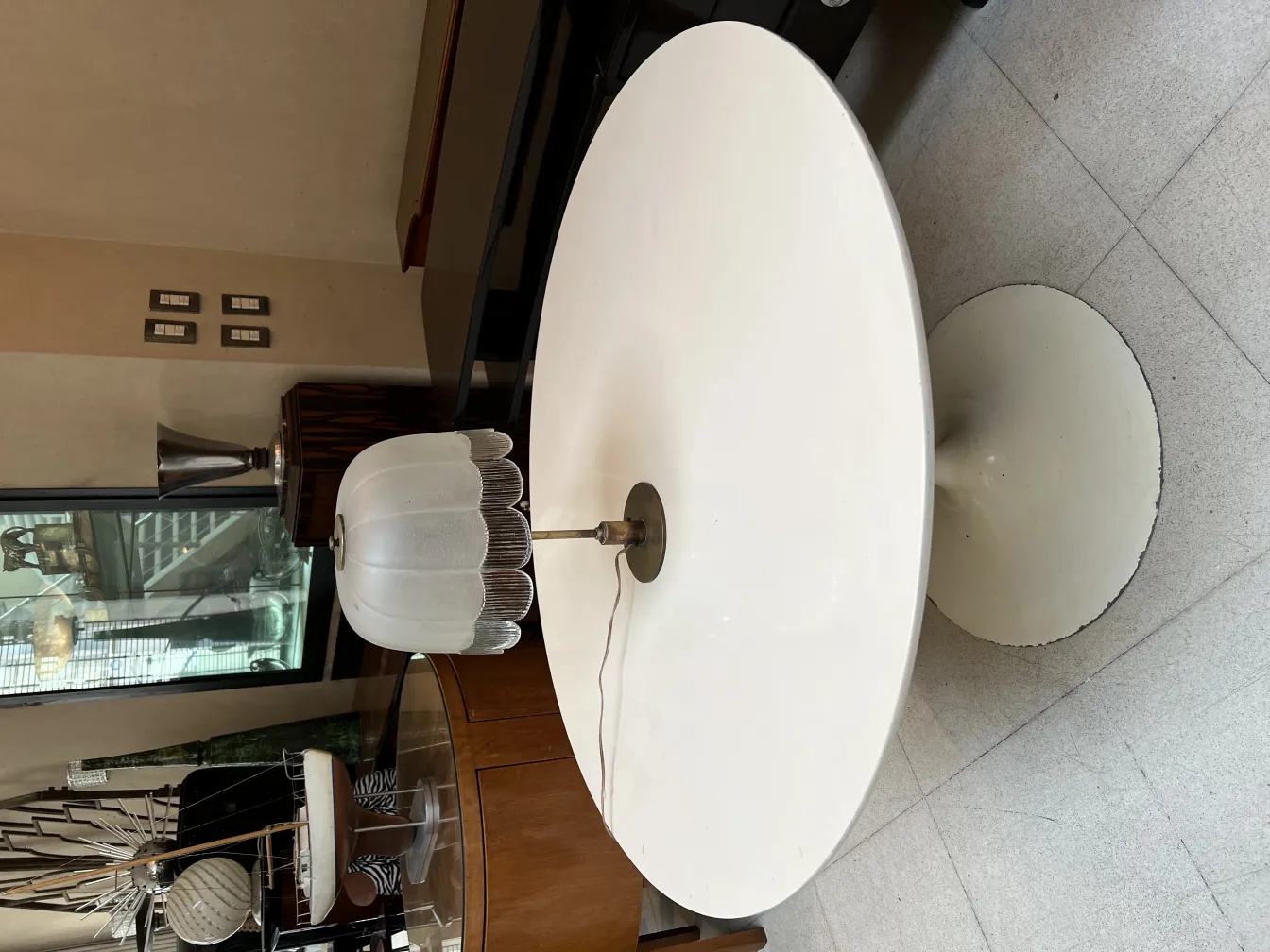 Lámpara de mesa antigua con pantalla de vidrio en una habitación elegante