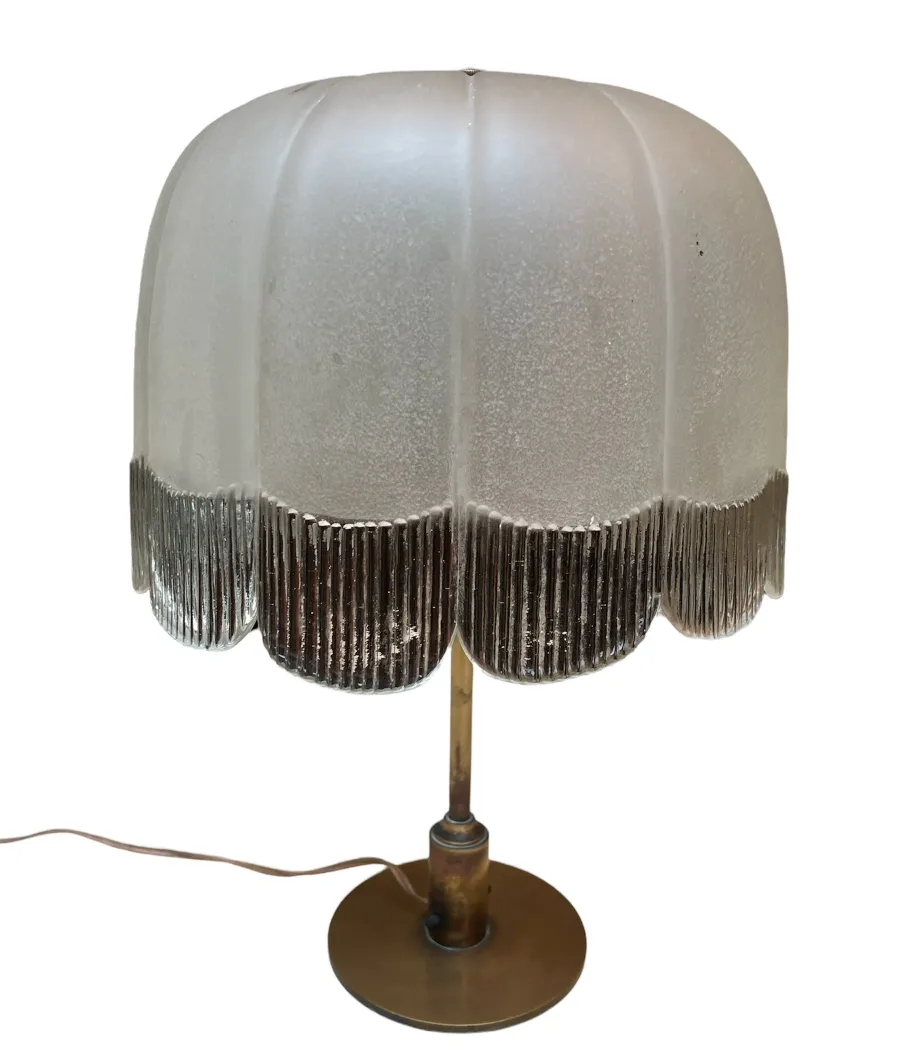 lampe de bureau antique avec abat-jour transparent et détails décoratifs