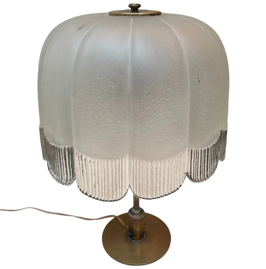 Lampe de bureau ancienne avec abat-jour en verre décoratif en forme ondulée, base en métal, câble visible