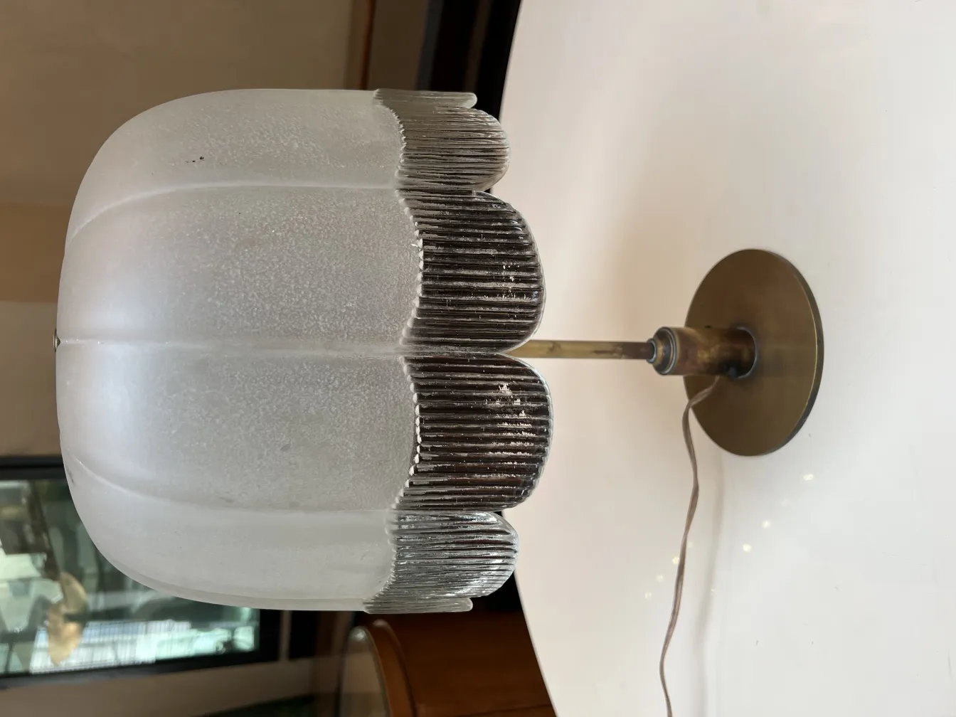 Lampe de bureau ancienne avec un abat-jour en verre doux et une base circulaire.