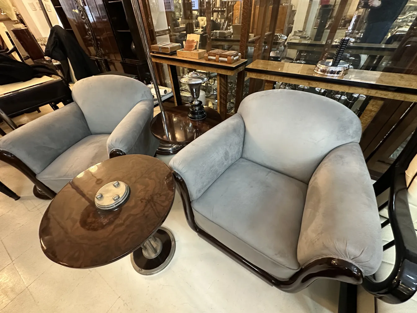 lámpara de mesa antigua con base elegante y luz suave en un ambiente acogedor