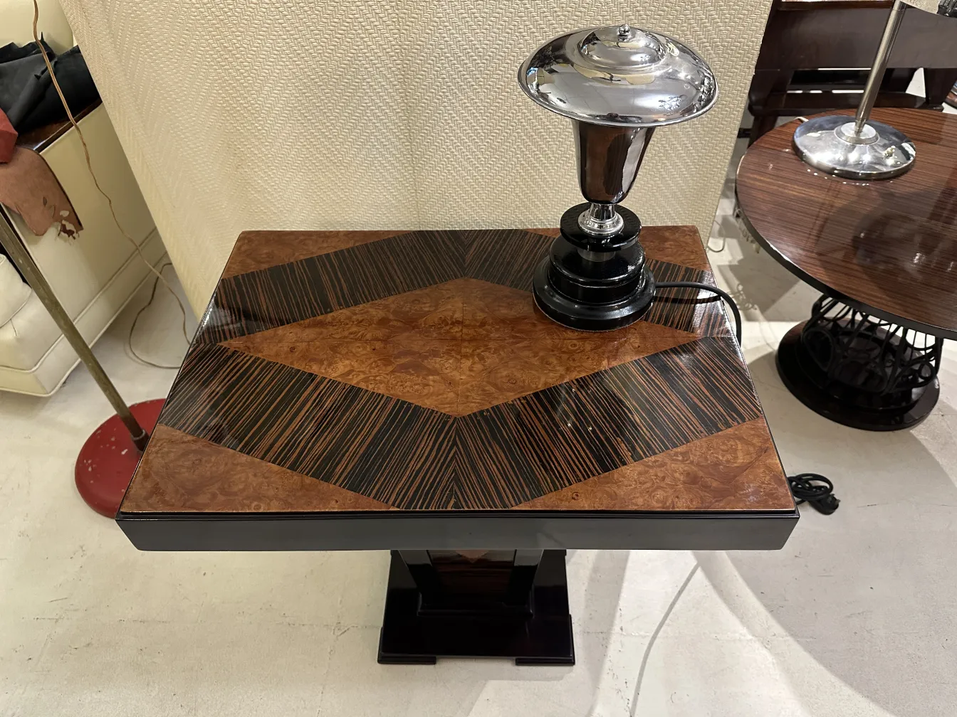 Antike Tischlampe mit eleganter und origineller Designbasis