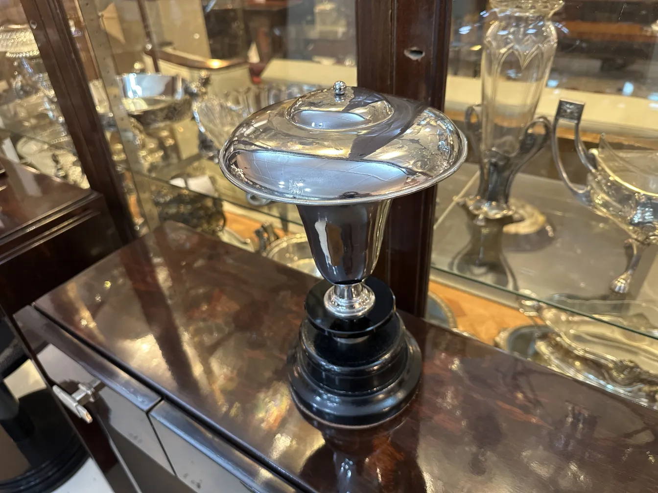 Antica lampada da tavolo con design lucido, ambiente espositivo