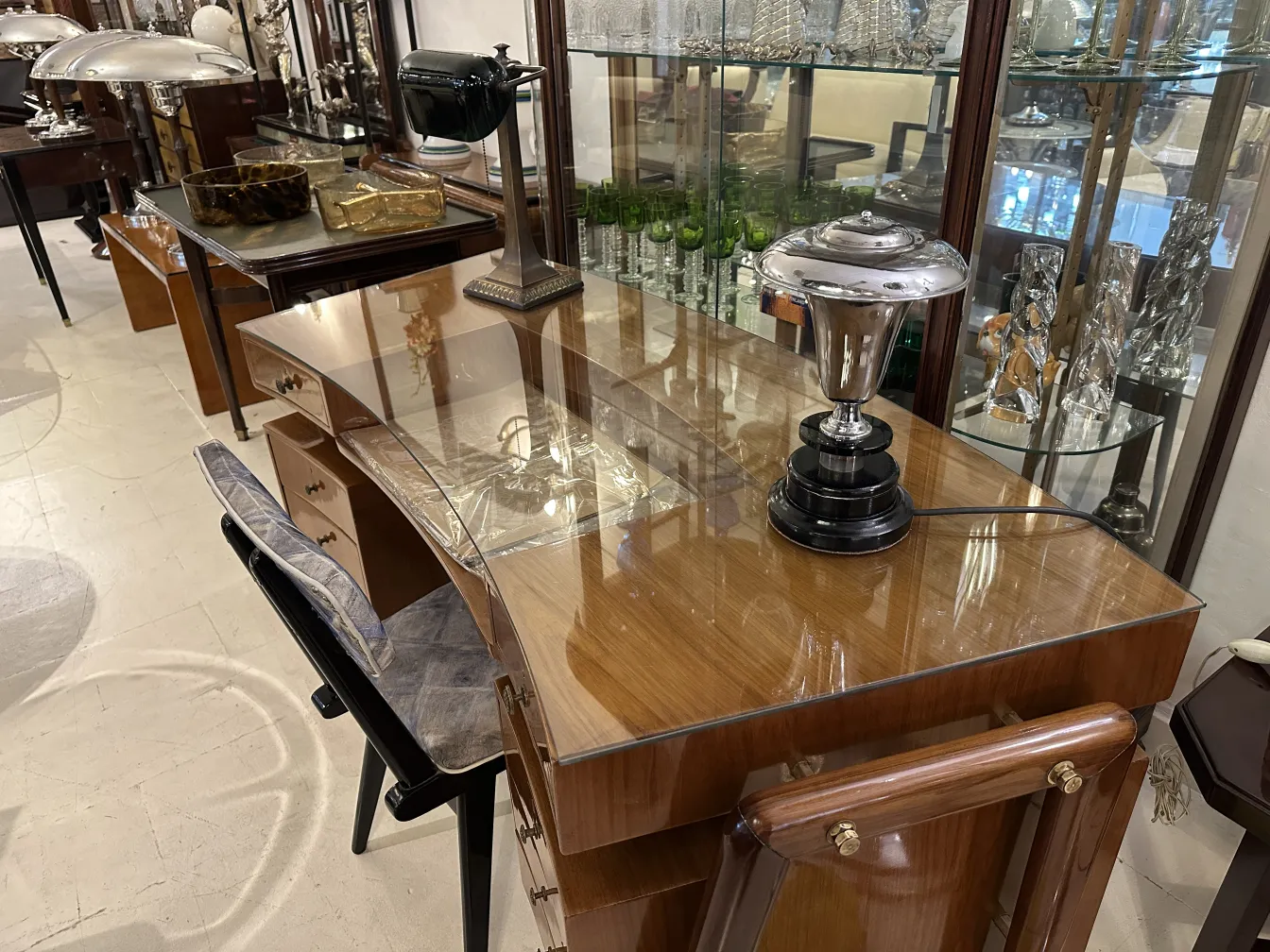 光滑桌面上的古典优雅台灯与装饰品