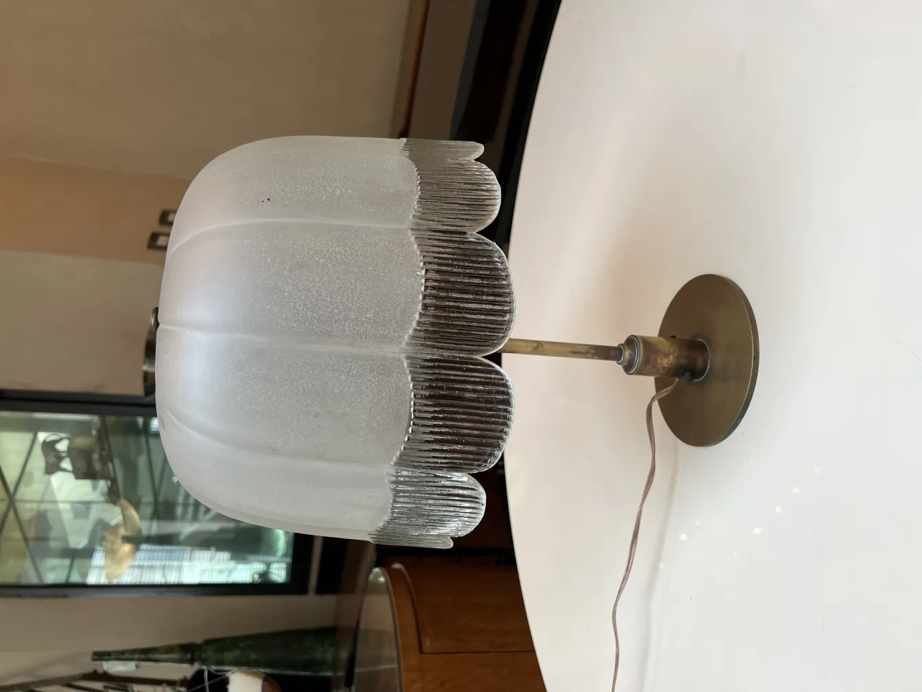 Lampe de bureau ancienne avec abat-jour sculpté dans un cadre élégant.