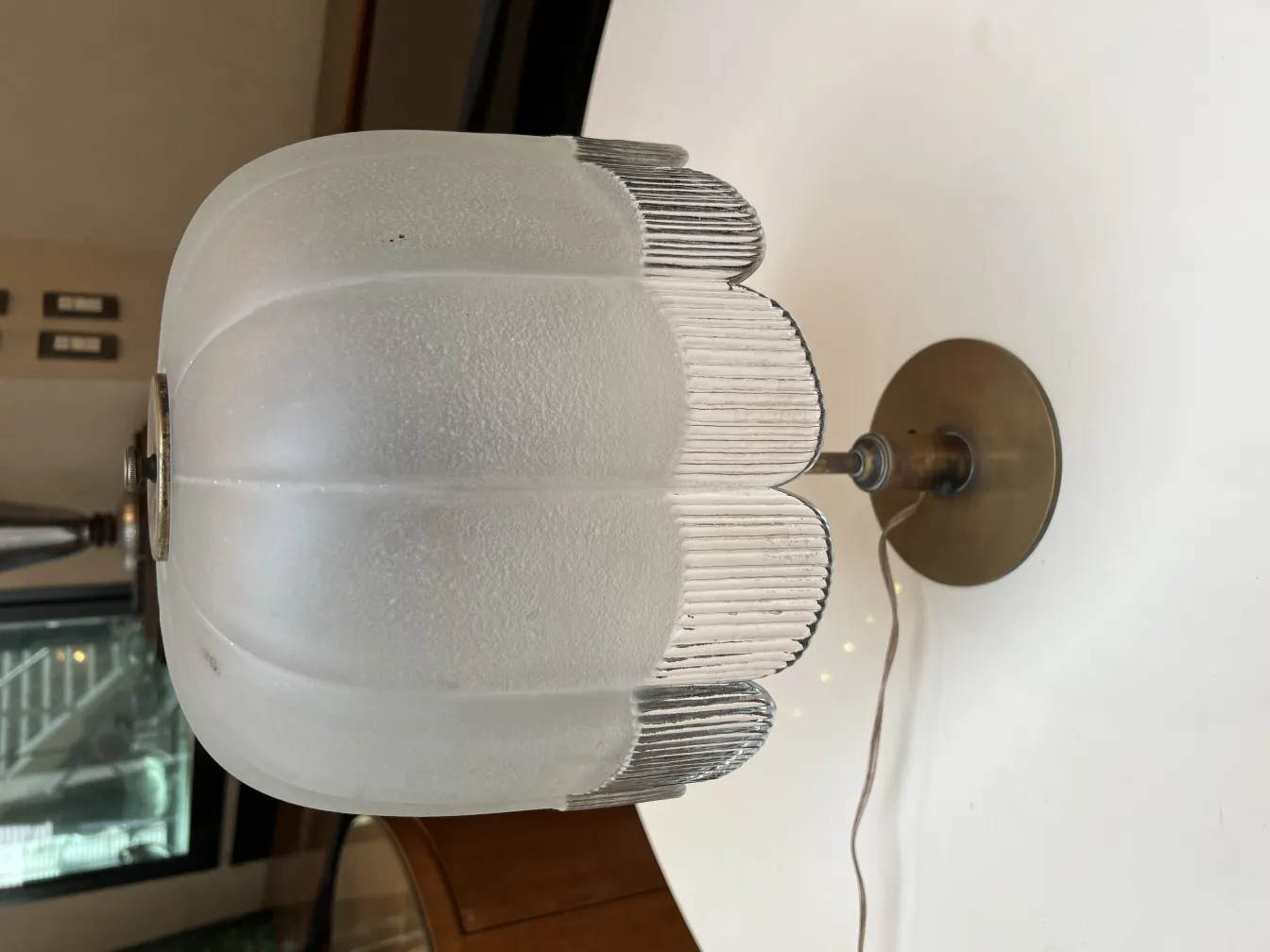 lampara de mesa antigua con un diseño elegante y base interesante