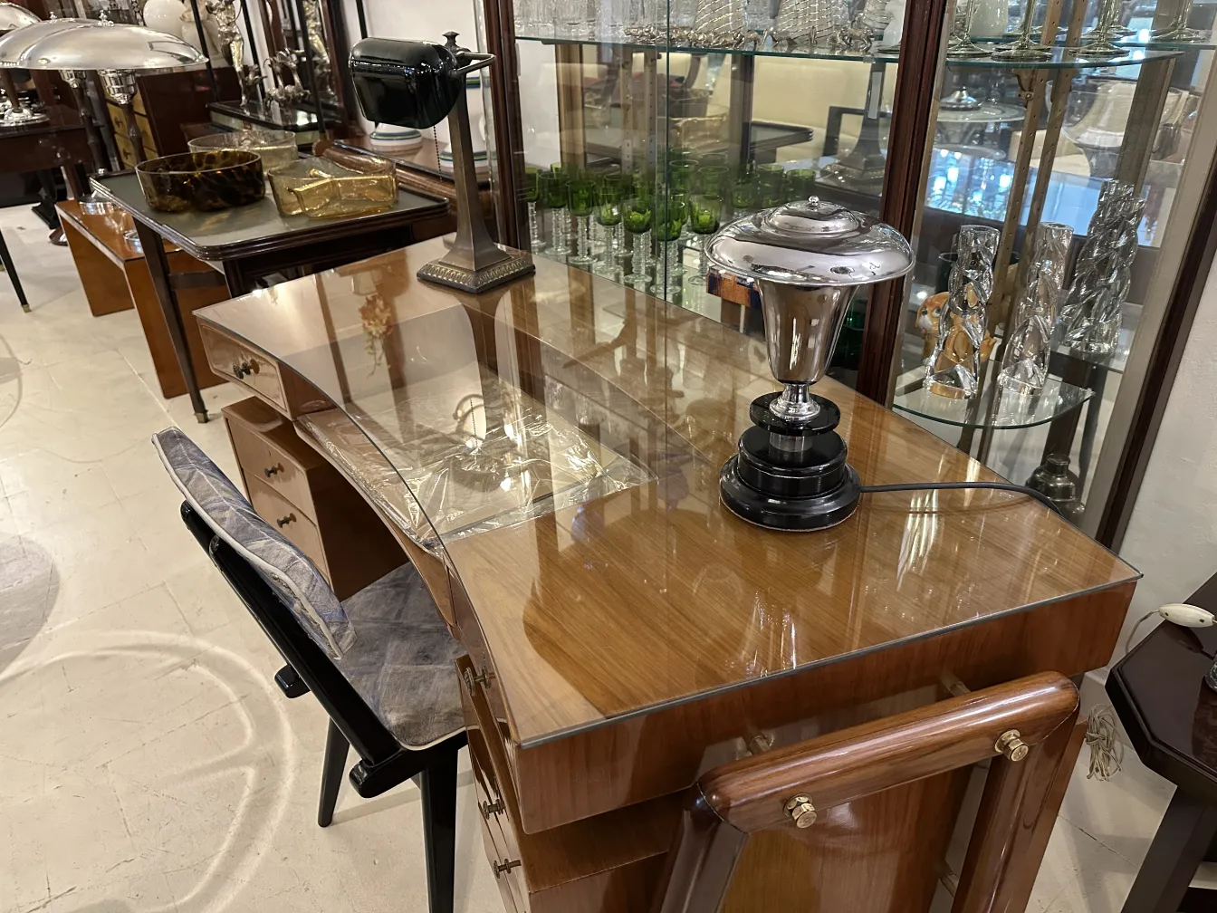 Lampe de bureau ancienne avec un design unique sur un bureau dans un cadre élégant.