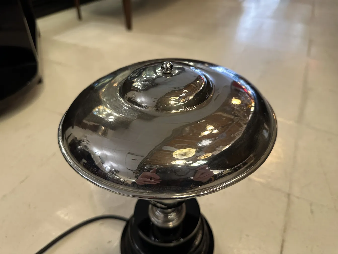 luminária de mesa antiga com acabamento brilhante