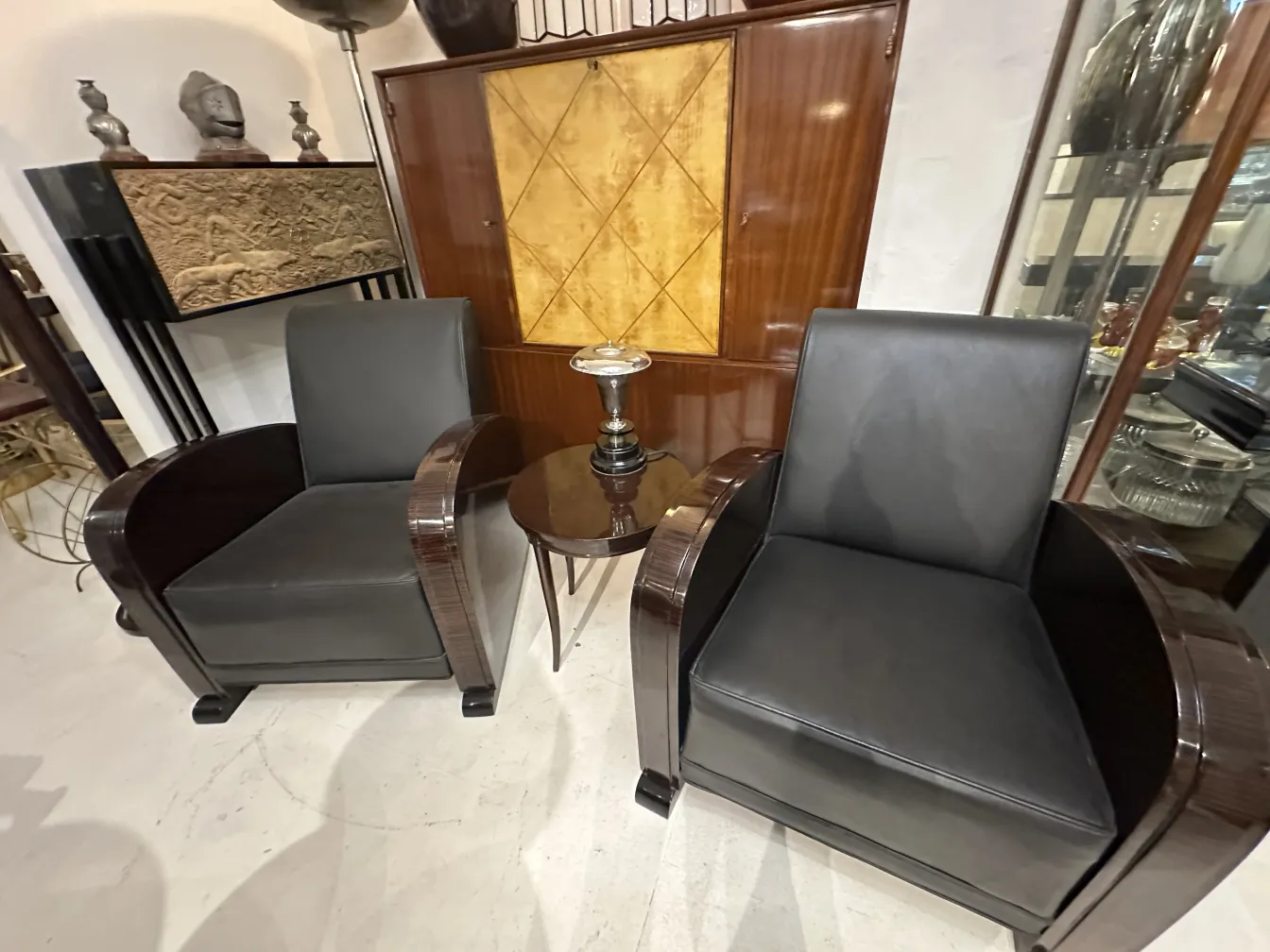 antike tischlampe mit dekorativem sockel in eleganter umgebung