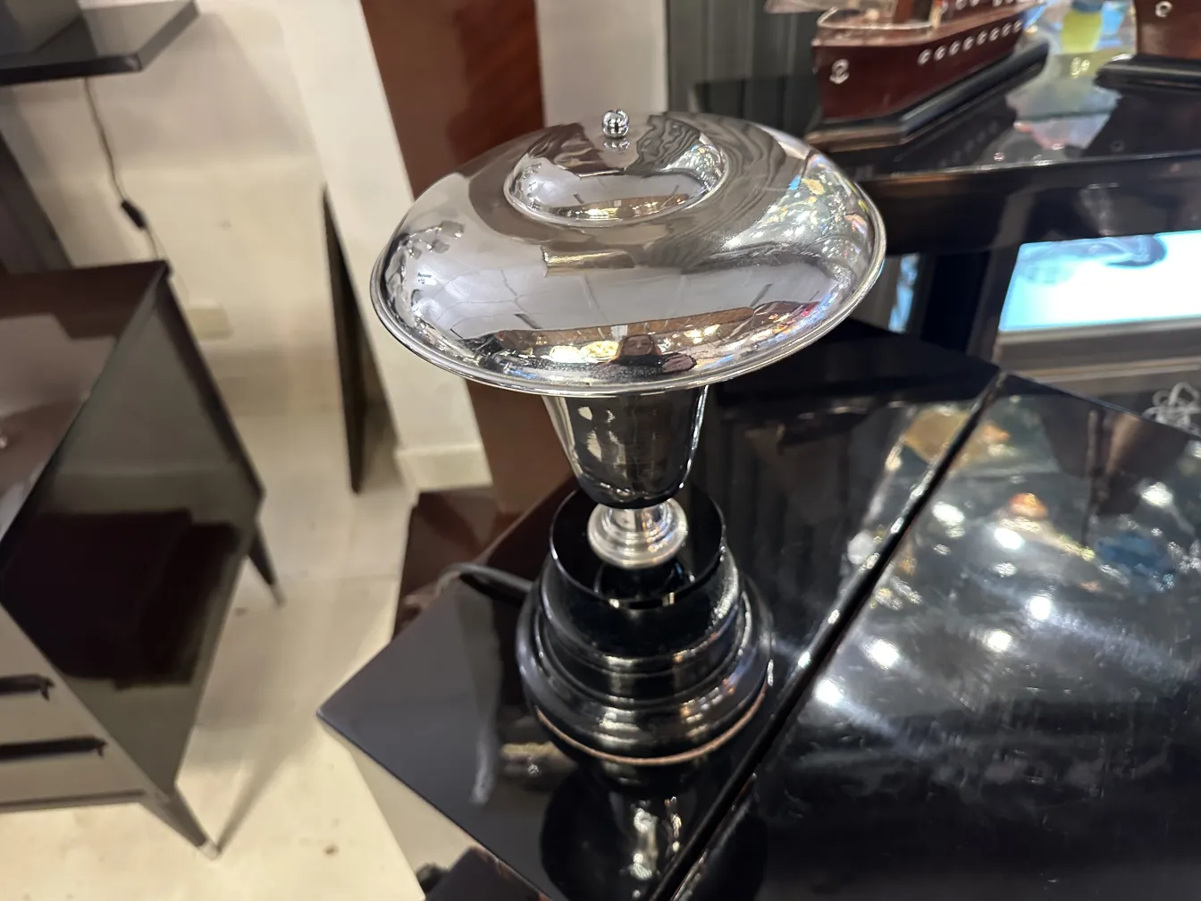 古いテーブルランプの反射光沢