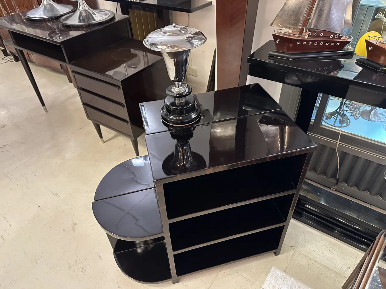 Lampe de bureau antique, élégante et brillante dans un cadre moderne.