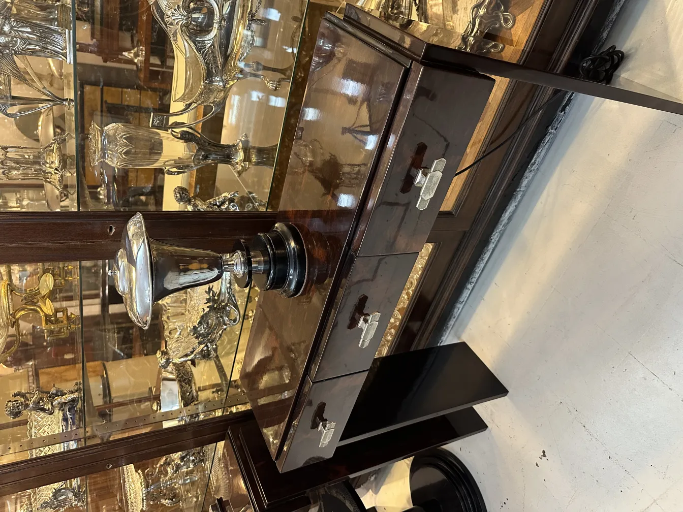 Lampada da tavolo antica con dettagli lucidi in un ambiente elegante.