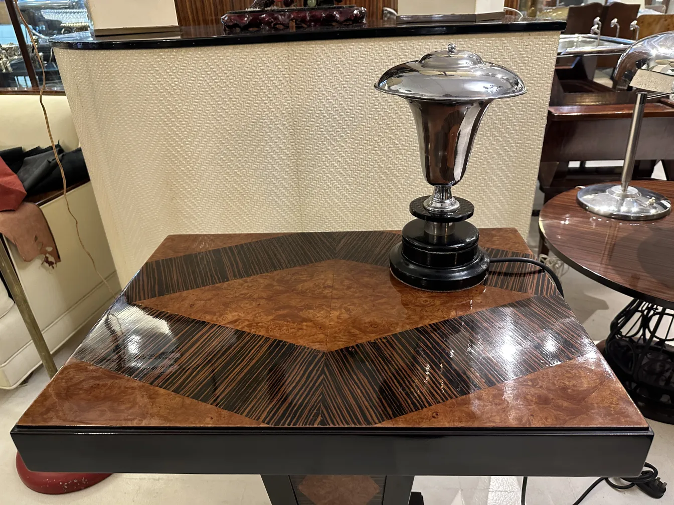 पुरातन टेबल लैंप, डिज़ाइन सुंदर और काले आधार के साथ