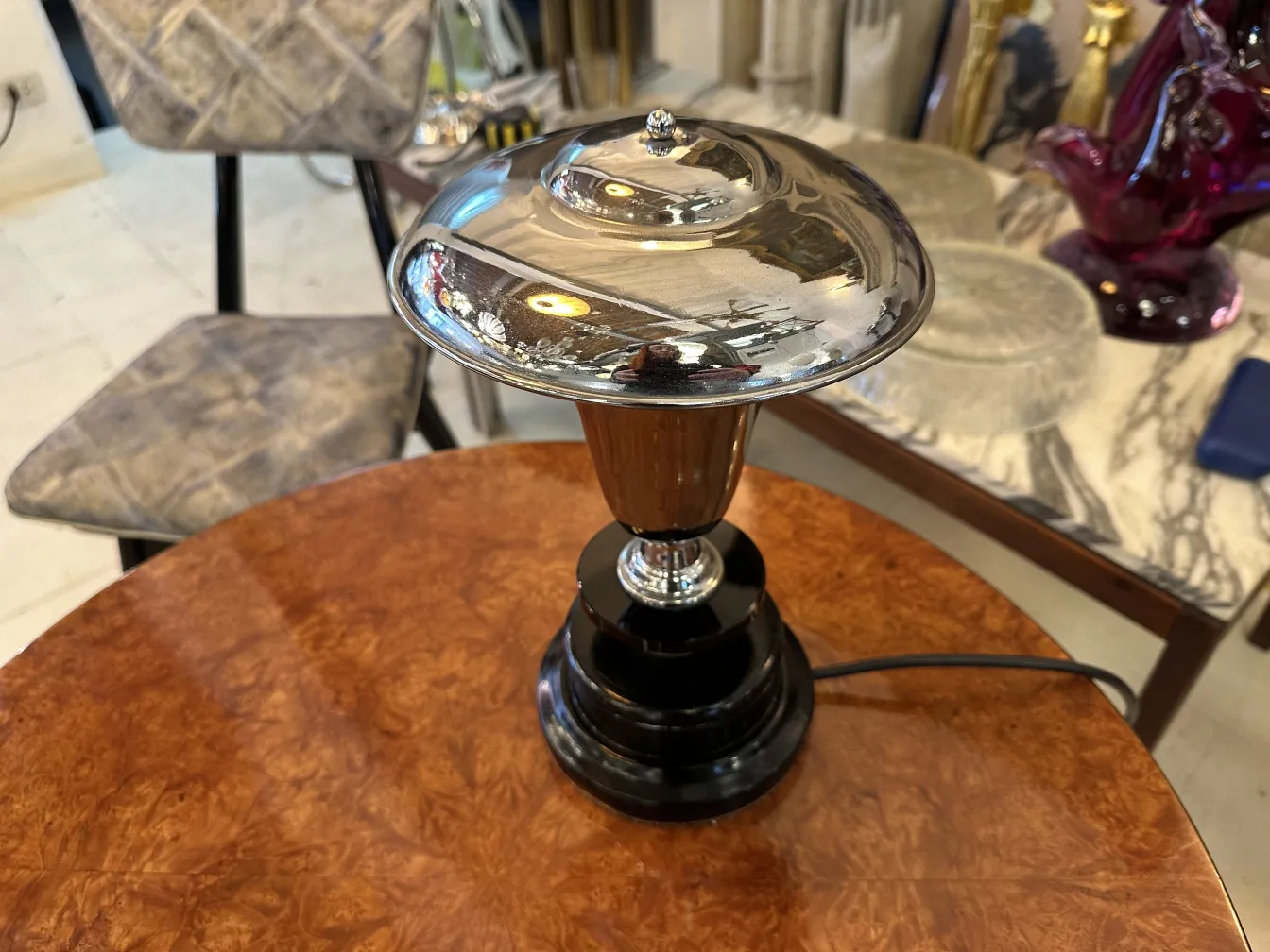 Lampe de bureau ancienne, brillante, sur une table en bois.