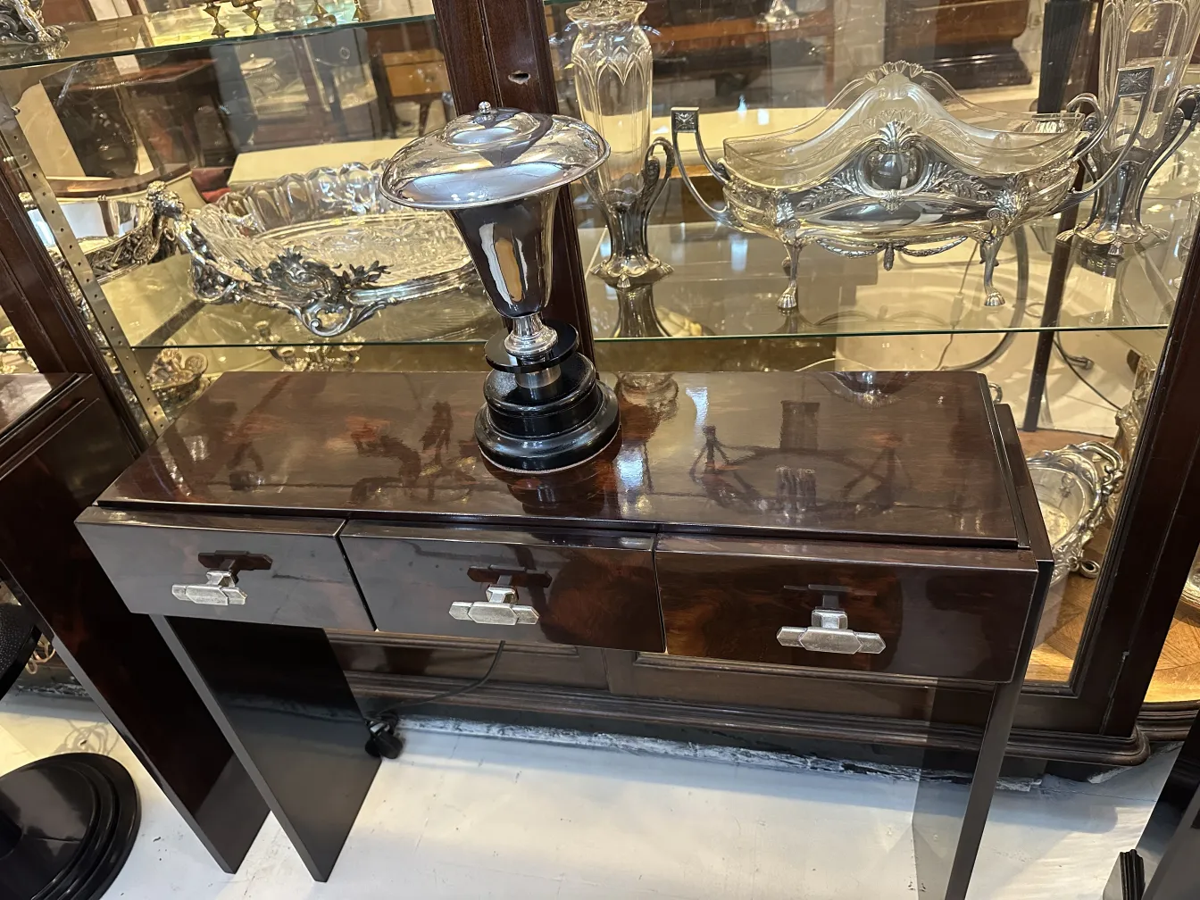 Lampada da tavolo antica luccicante, in un ambiente classico con dettagli decorativi.