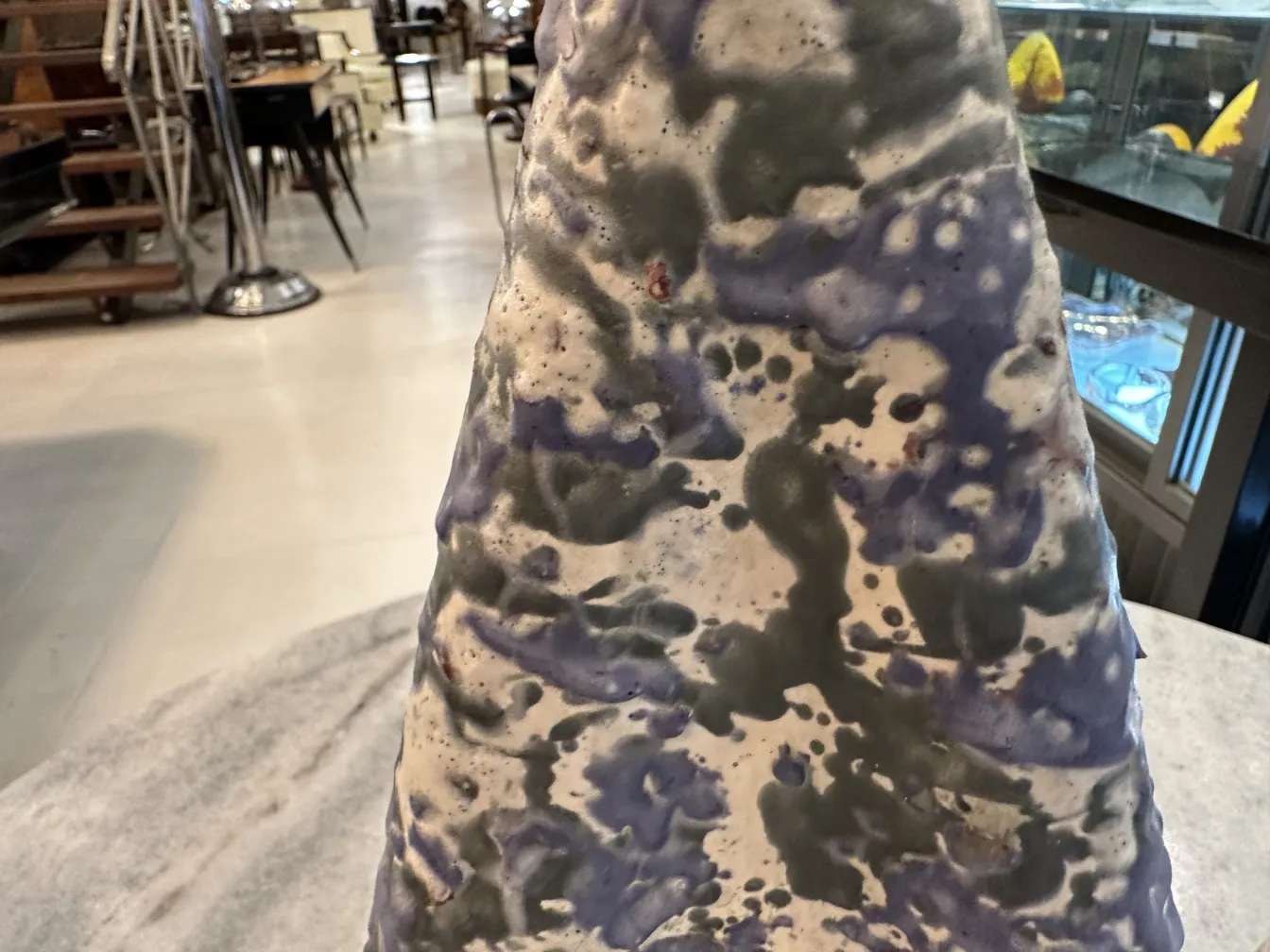 Antica lampada da tavolo con design decorativo blu e bianco