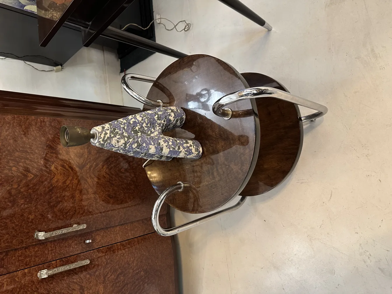 Lampe de bureau ancienne avec un design unique dans l'environnement décoratif.