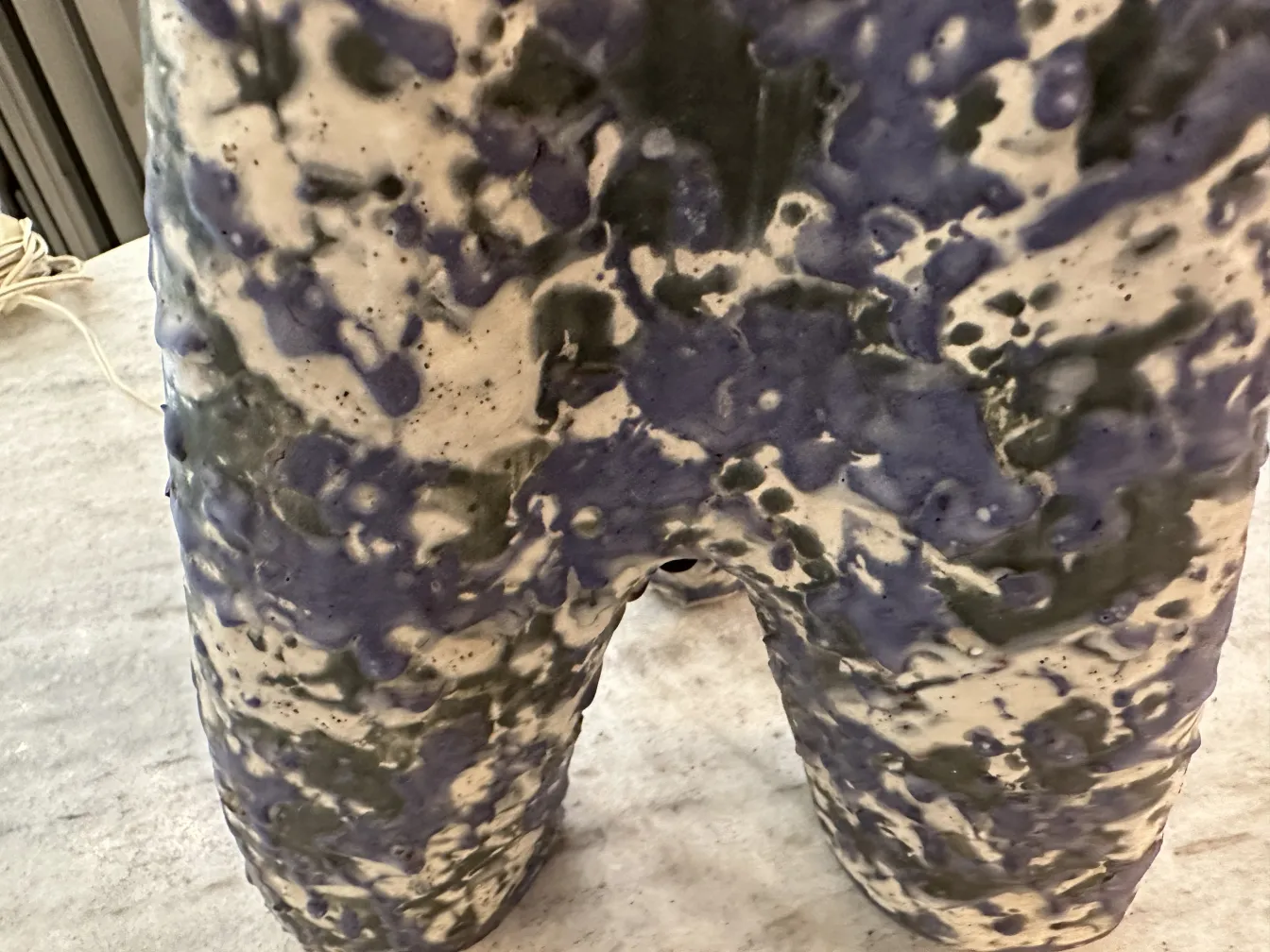 lampara de mesa antigua con patrones de diseño azul y verde en la base