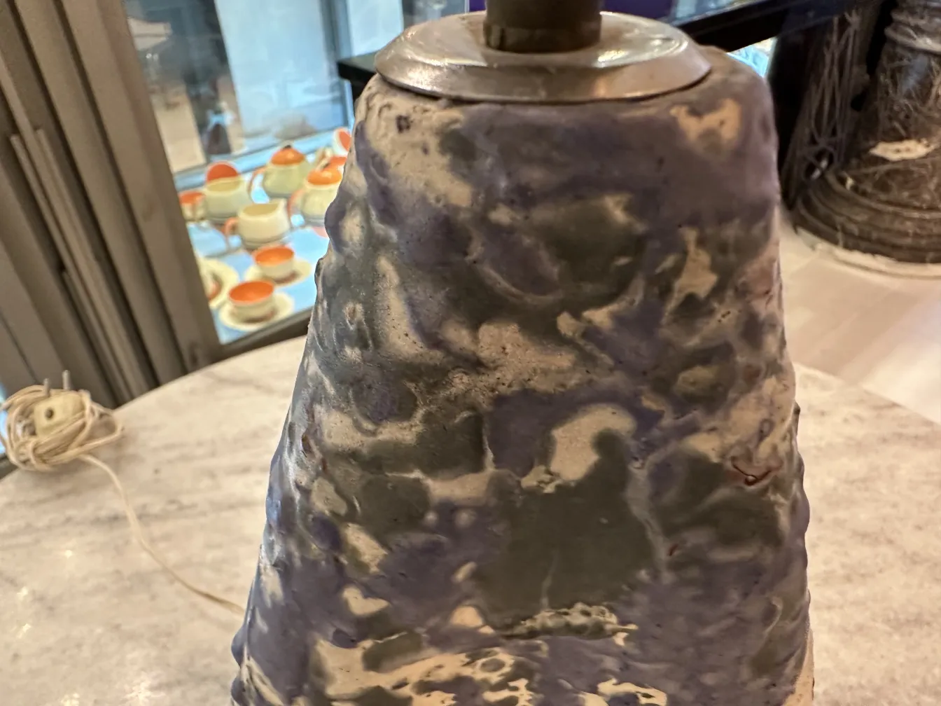 antike Tischlampe mit unregelmäßigen Farben und Design