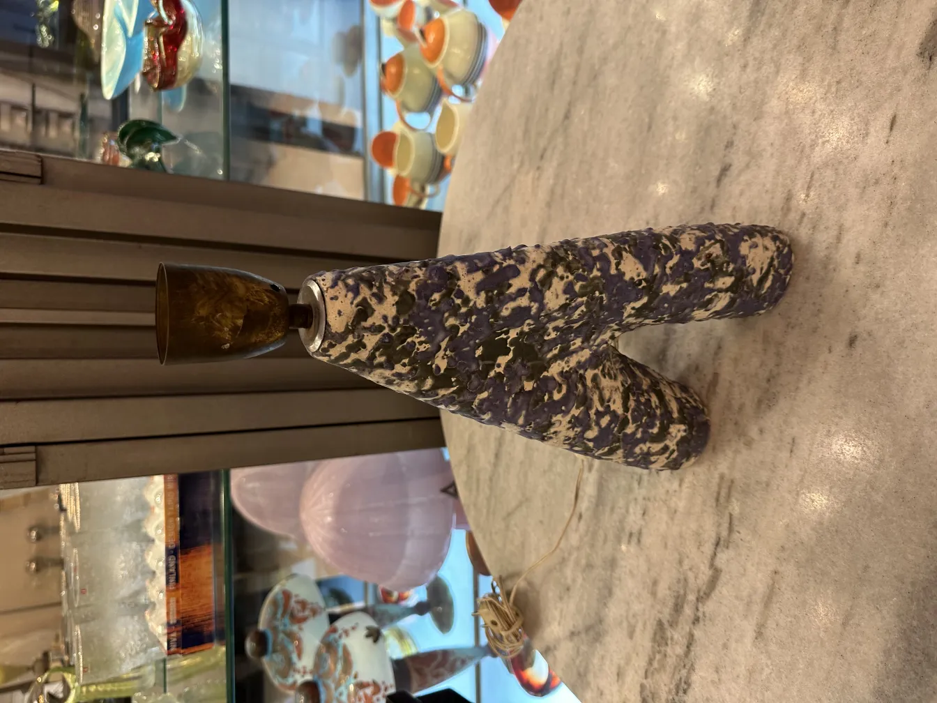 पुरानी-डेकोरेटिव-टेबल-लैंप, आकर्षक-रंगीन-नक्शे, गर्म-माहौल