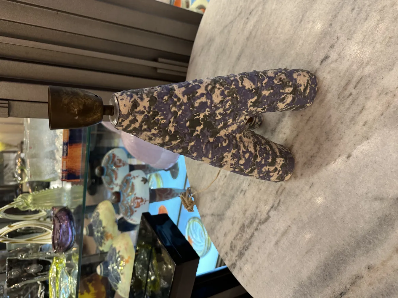 antike Tischlampe mit dekorativem Design und unverwechselbarem Sockel