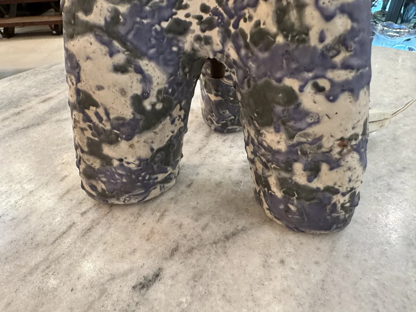 antike Tischlampe mit dekorativem Design und verschiedenen Farben