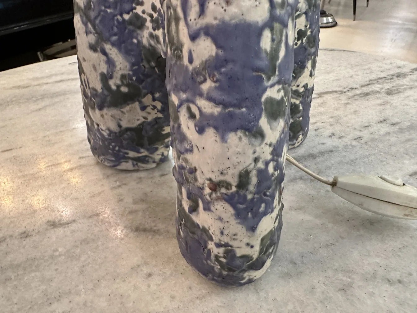 lampara de mesa antigua con diseño colorido y original