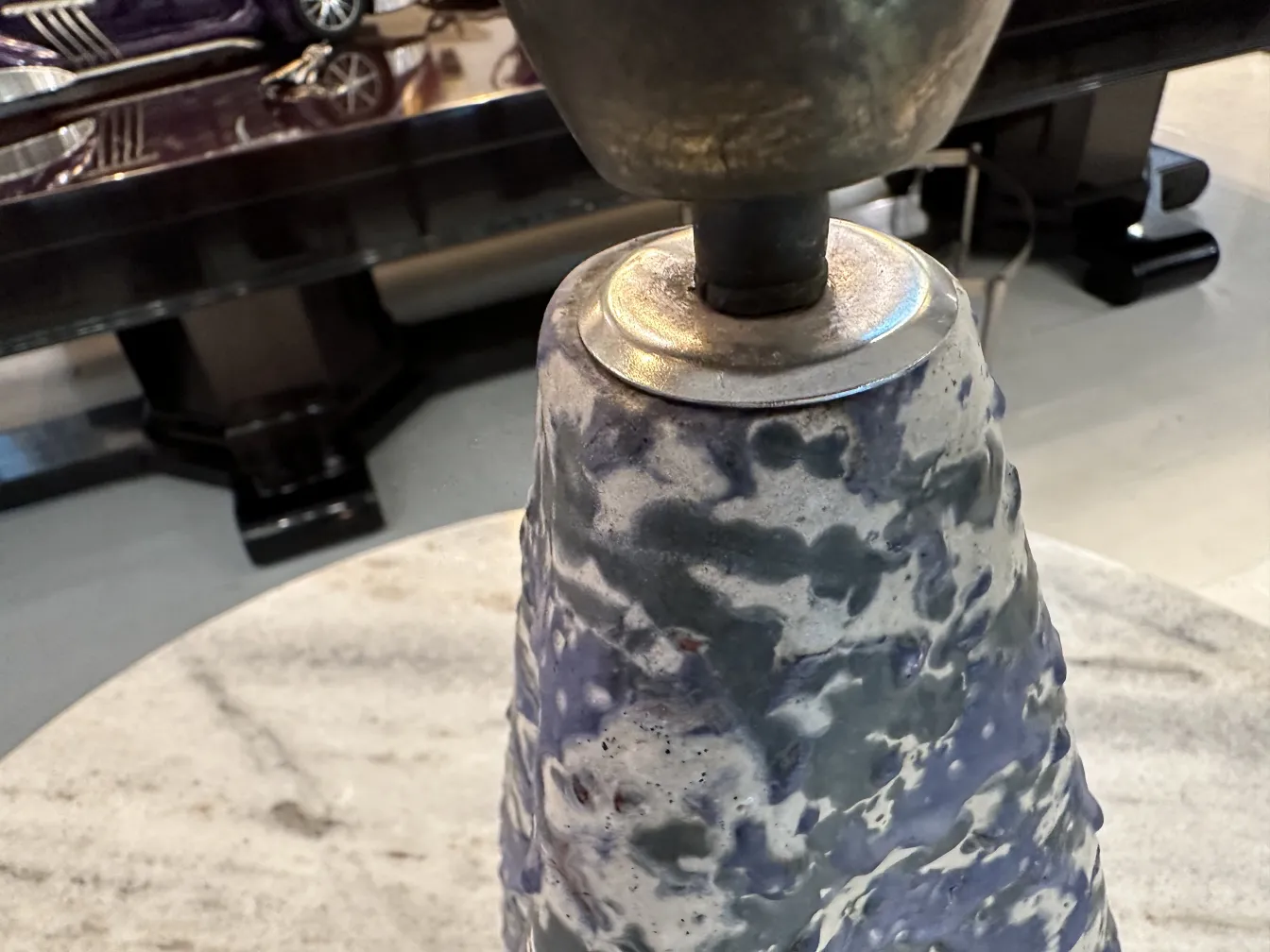 古老的台灯，带有多种颜色的底座，优雅的设计