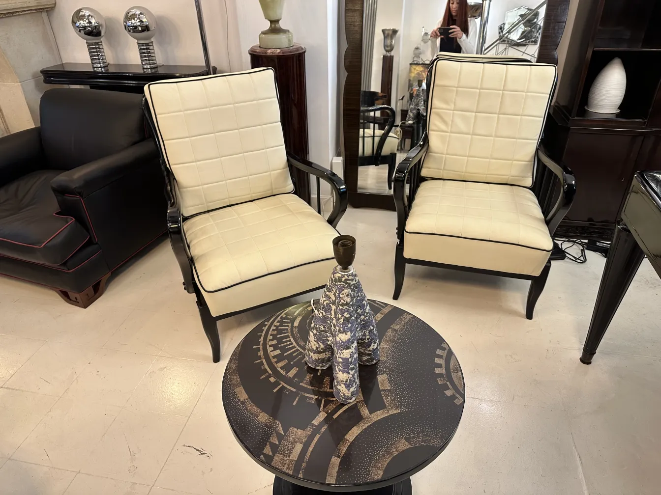 lampada da tavolo antica con design elegante in un ambiente accogliente