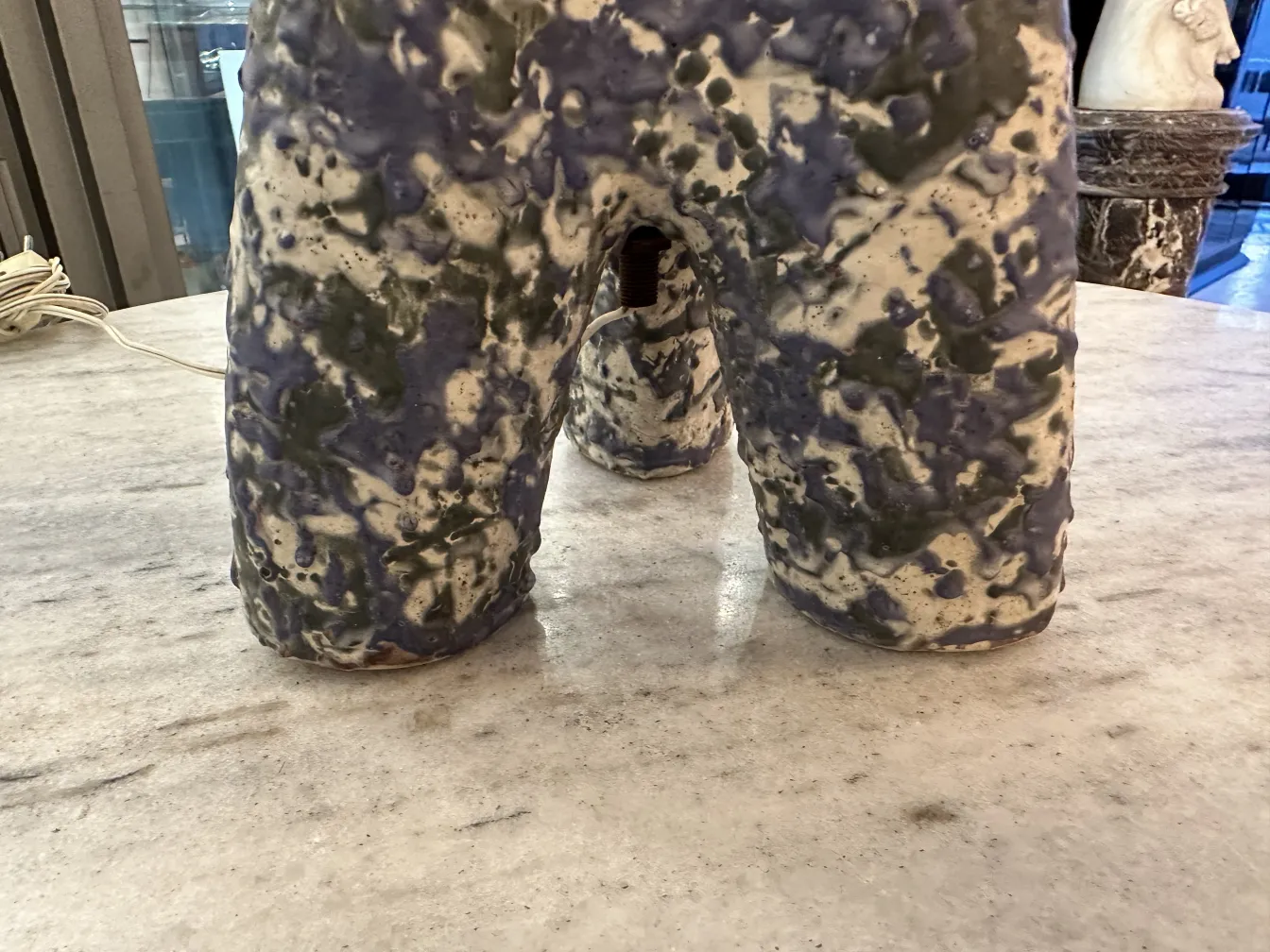 装飾的なセラミックベースの古典的なテーブルランプ、青のトーン。