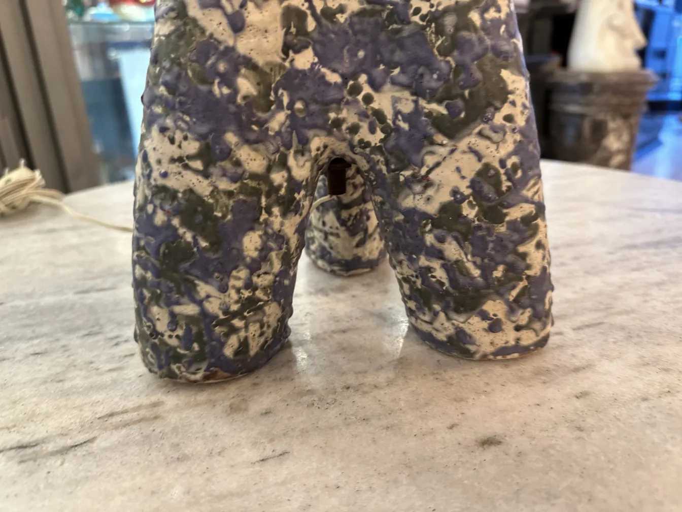 Lampada da tavolo antica con design astratto e colori vivaci in un ambiente accogliente.