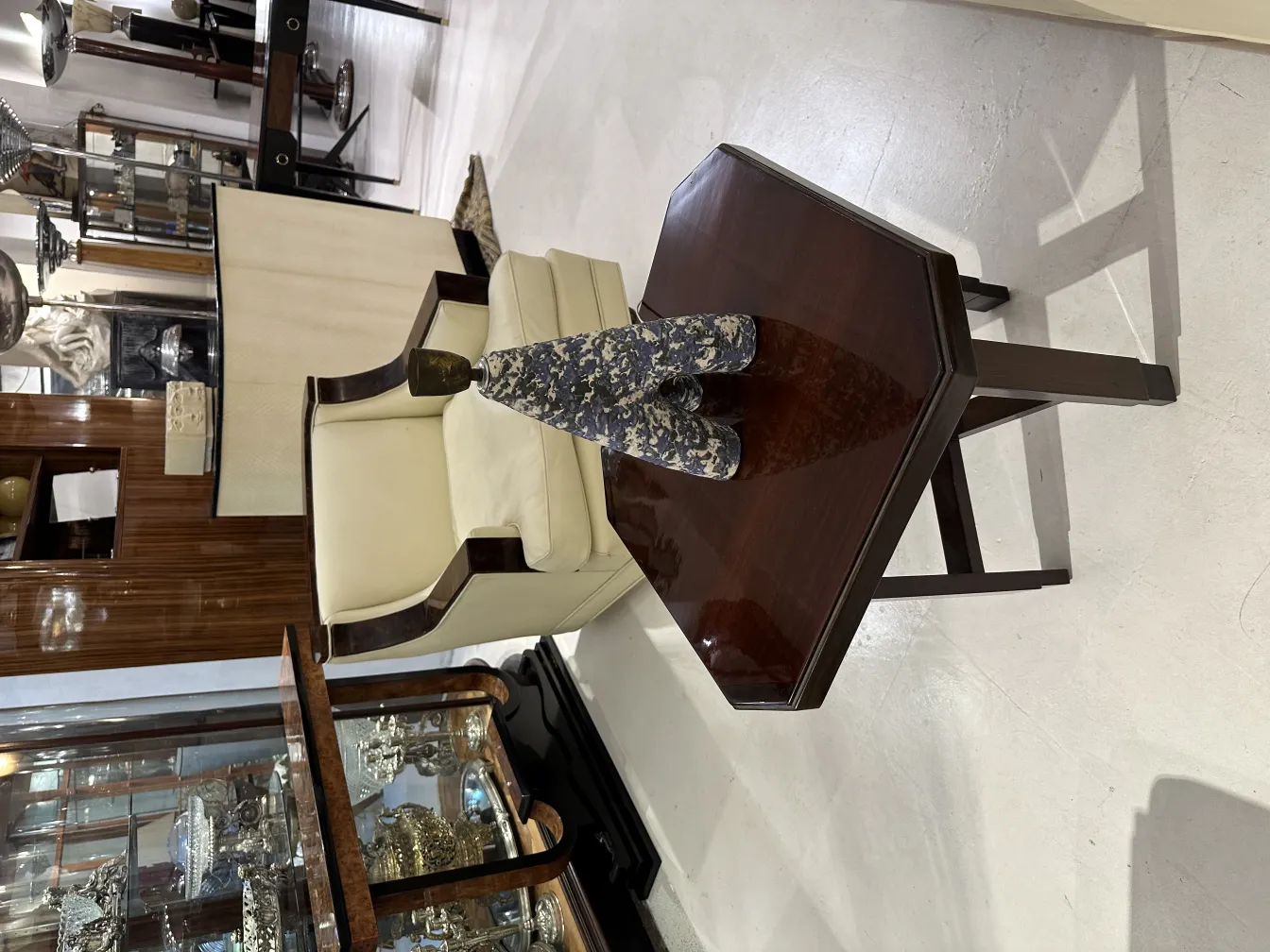 luminária de mesa antiga em um ambiente decorativo