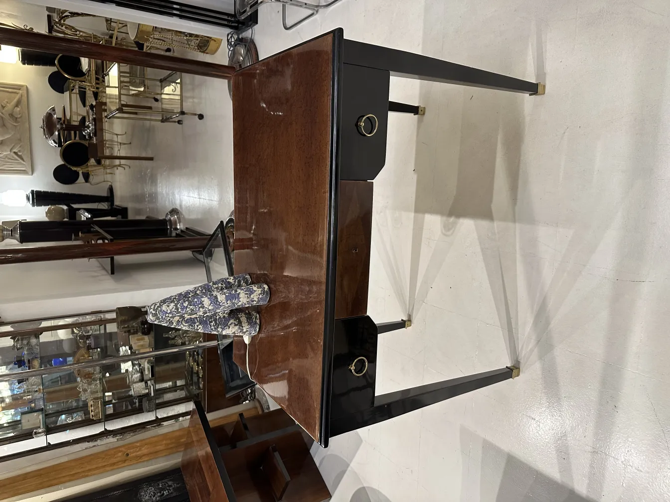 antike tischlampe mit besonderem design in eleganter umgebung