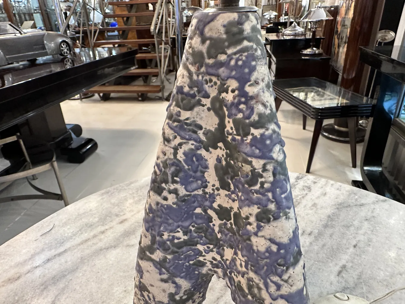 Lámpara de mesa antigua con diseño colorido en ambiente acogedor