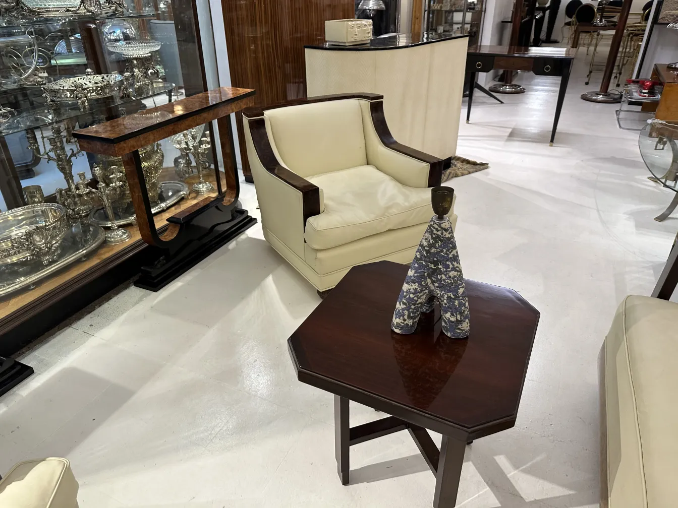 lampada da tavolo antica con dettaglio decorativo in una stanza elegante