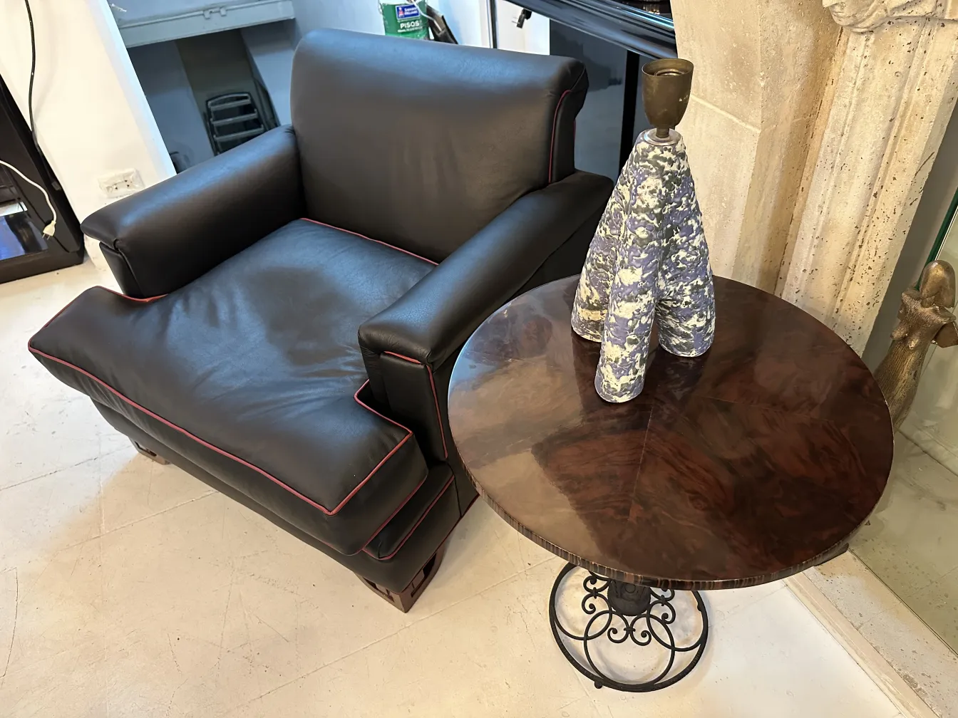 अंधेरे रंगों के साथ प्राचीन टेबल लैंप और आरामदायक पृष्ठभूमि