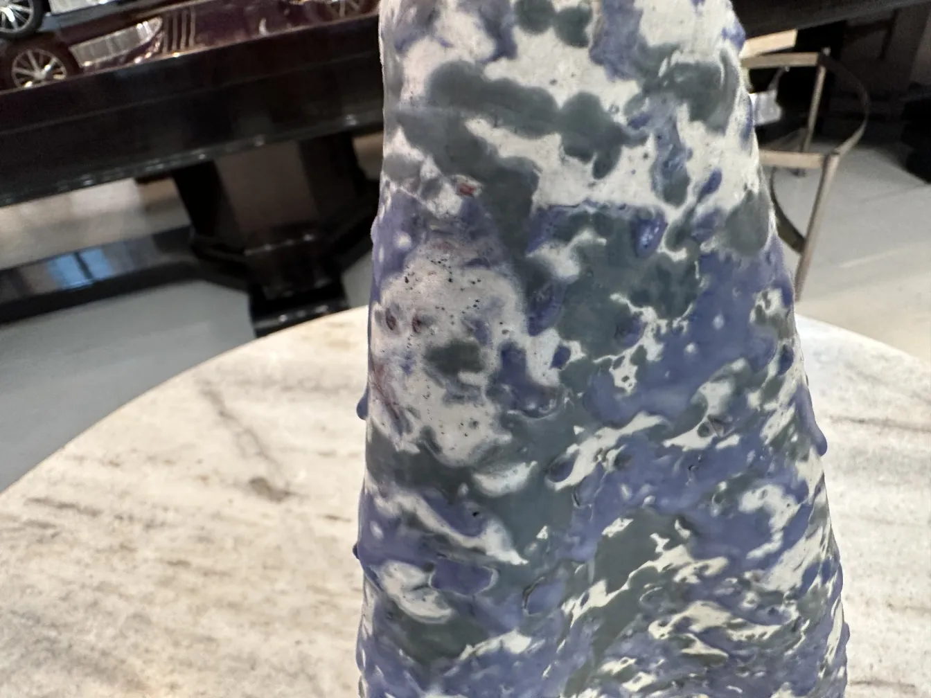 古い青いテーブルランプはユニークなデザインを展示しています