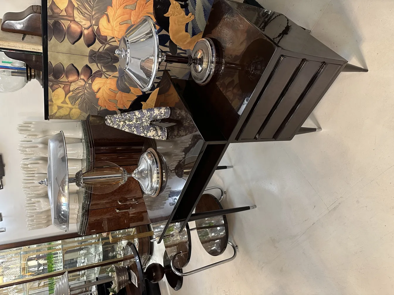 lampada da tavolo antica con base in vetro in un ambiente elegante