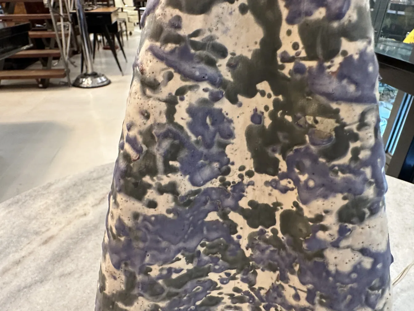 매력적인 디자인의 빈티지 테이블 램프, 아늑한 분위기