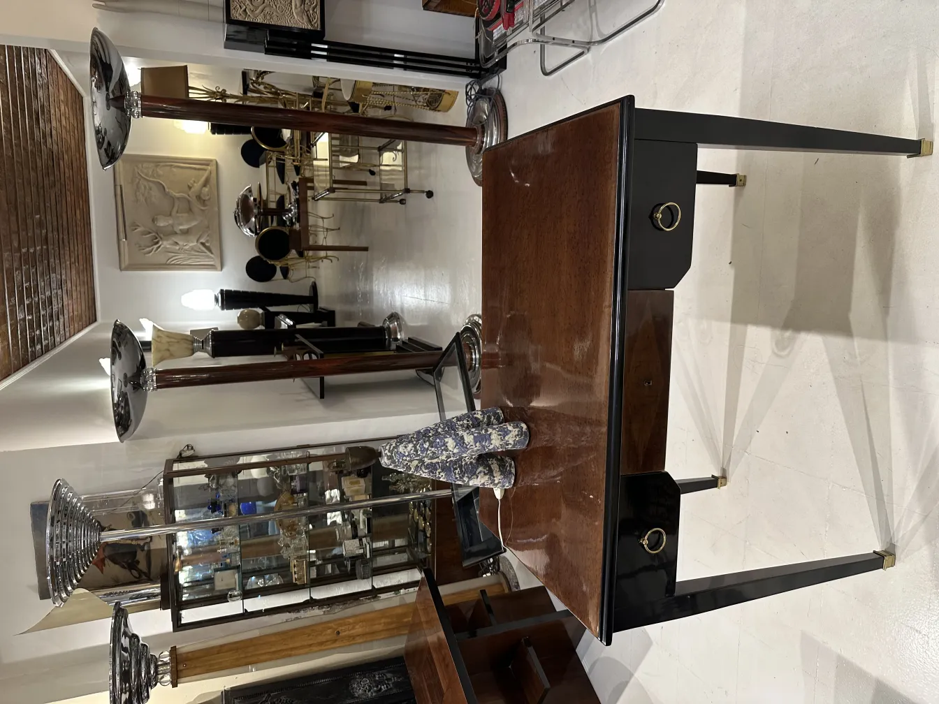 lampada da tavolo antica con base elegante e dettagli decorativi, in un ambiente vintage