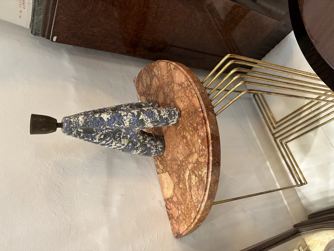 Luminária de mesa antiga com base de cerâmica, em um ambiente elegante, perfeita para decoração.