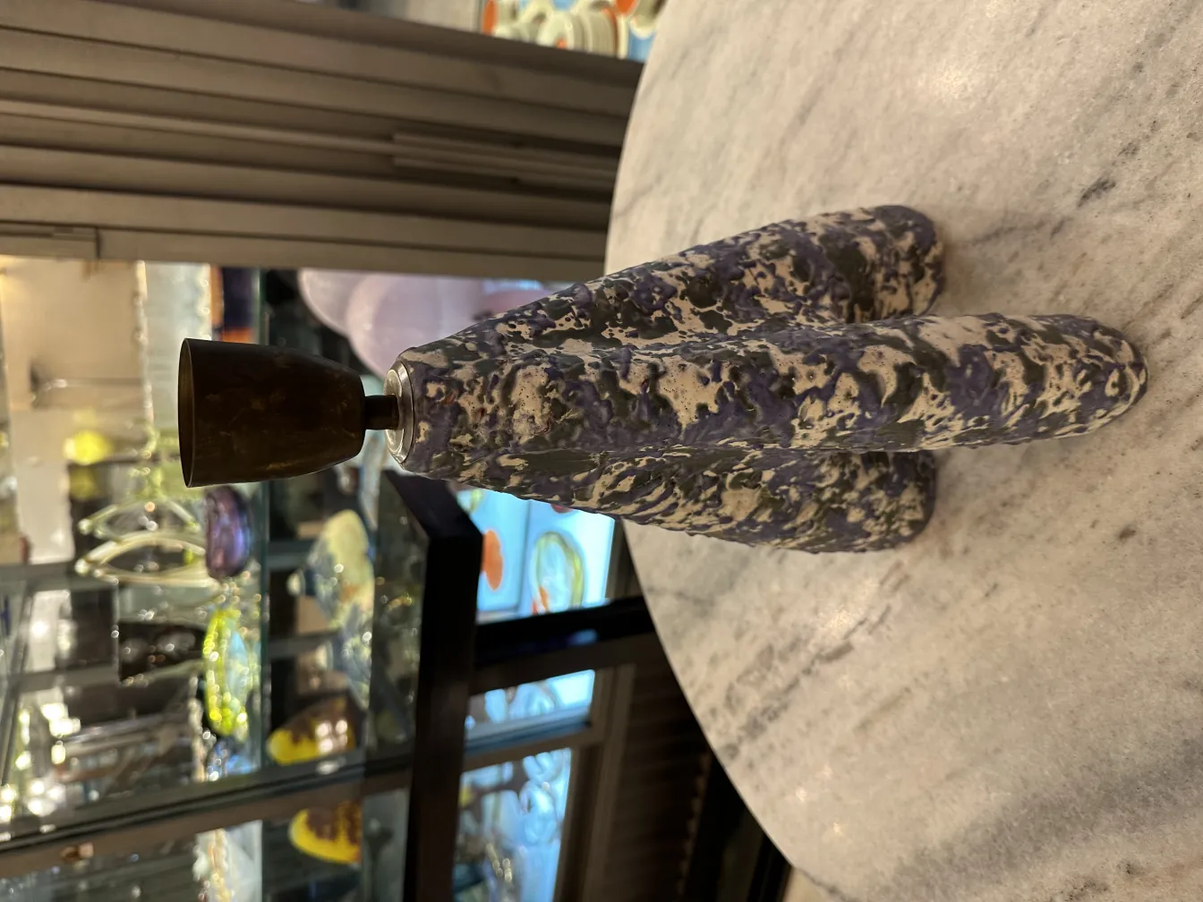 ancienne lampe de bureau avec un design exclusif en violet sur une table en marbre