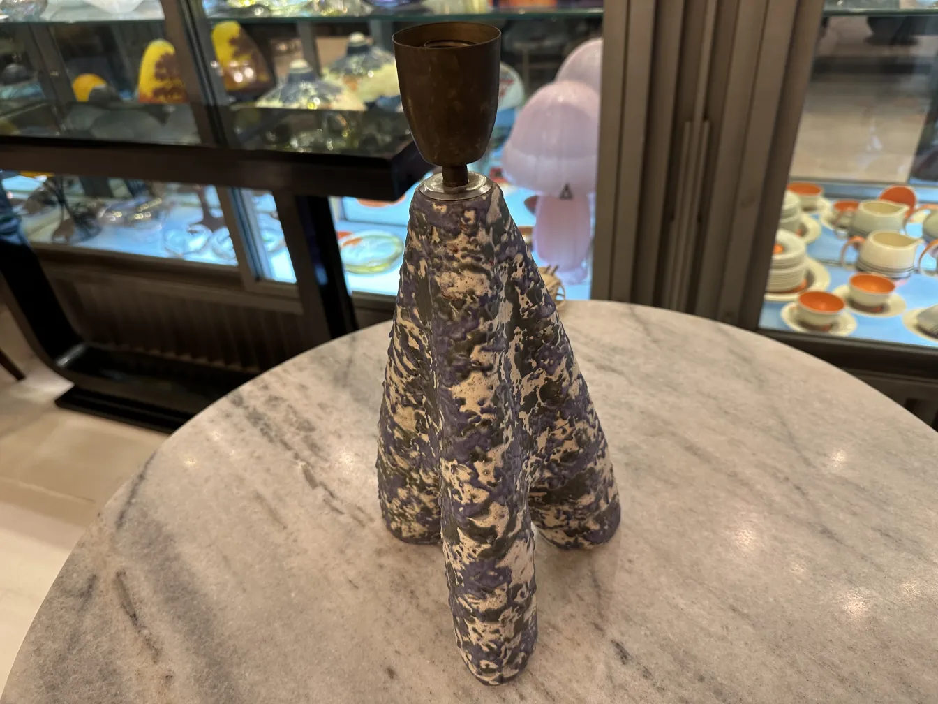 화려한 디자인의 고전적인 테이블 램프가 테이블 위