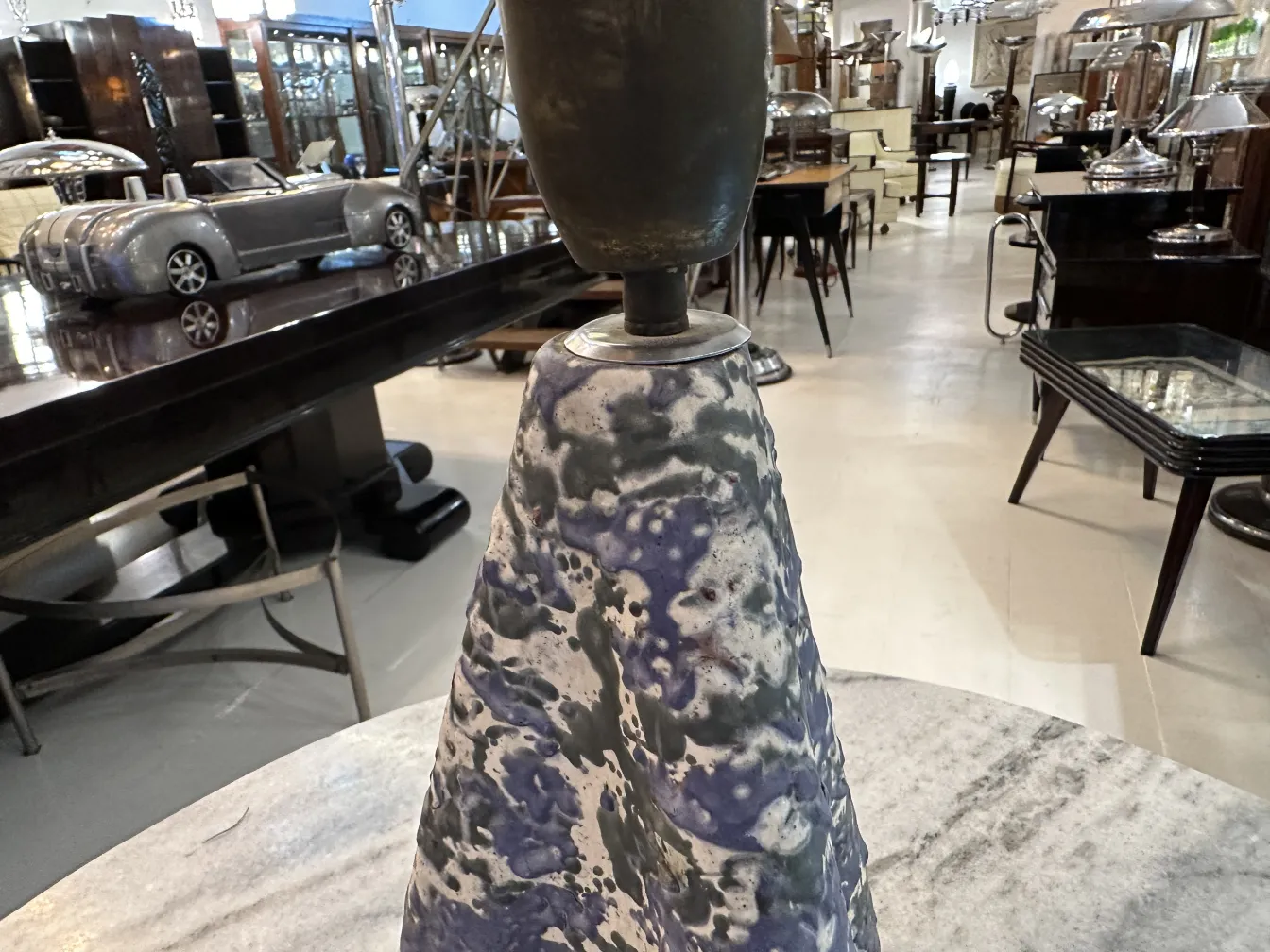 Lampada da tavolo antica con base colorata in un ambiente elegante.