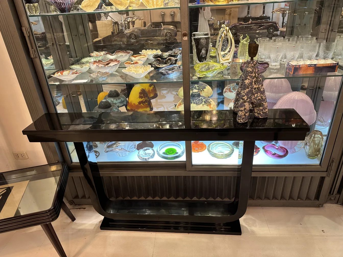 Lampada da tavolo antica in un ambiente elegante con oggetti decorativi.