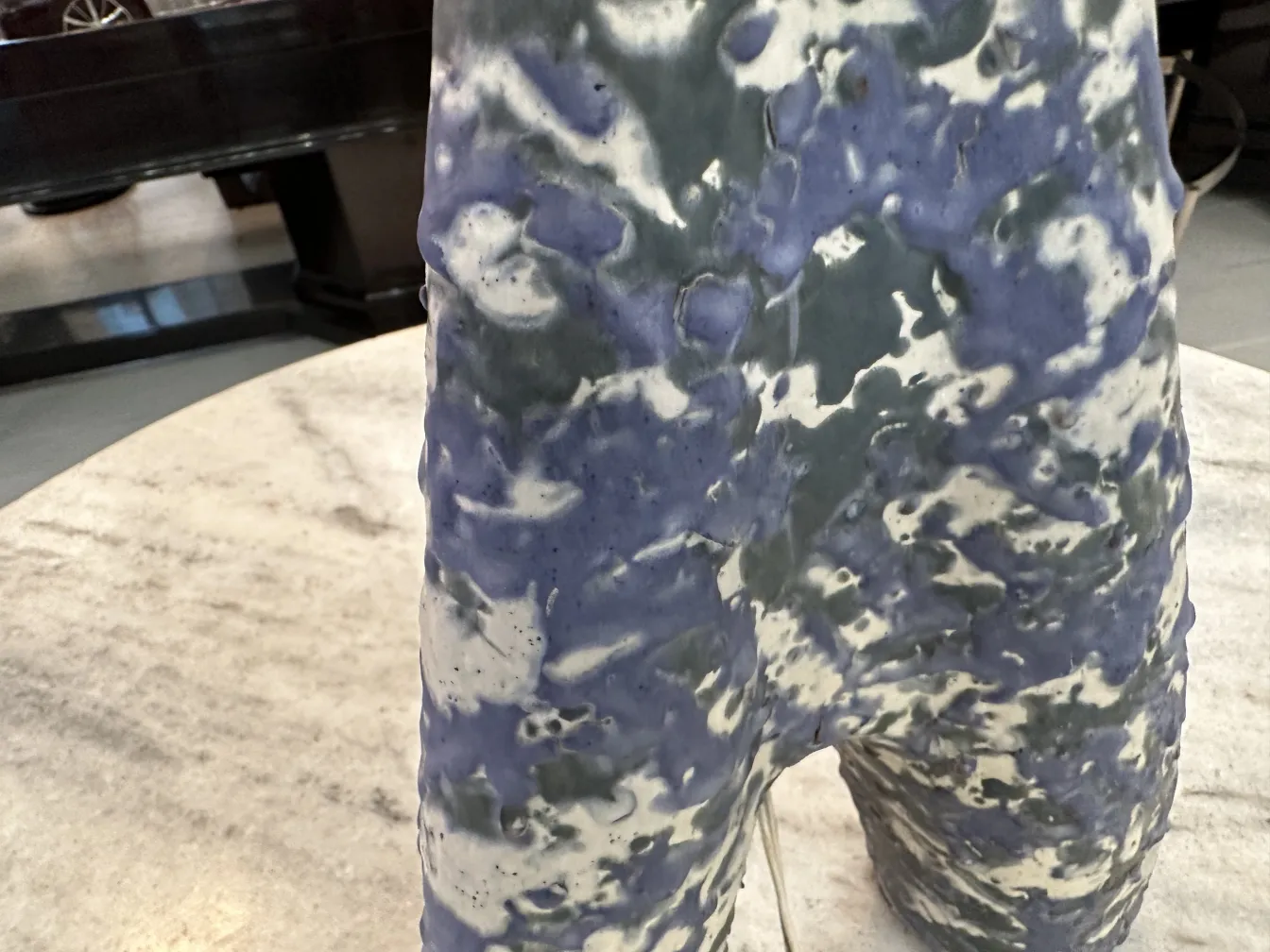 antica lampada da tavolo con design unico e colori delicati