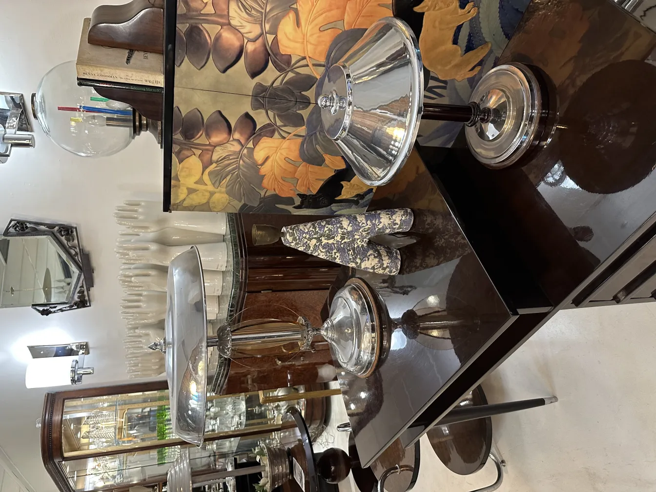 antigua lámpara de mesa brillante en un ambiente elegante con objetos decorativos.