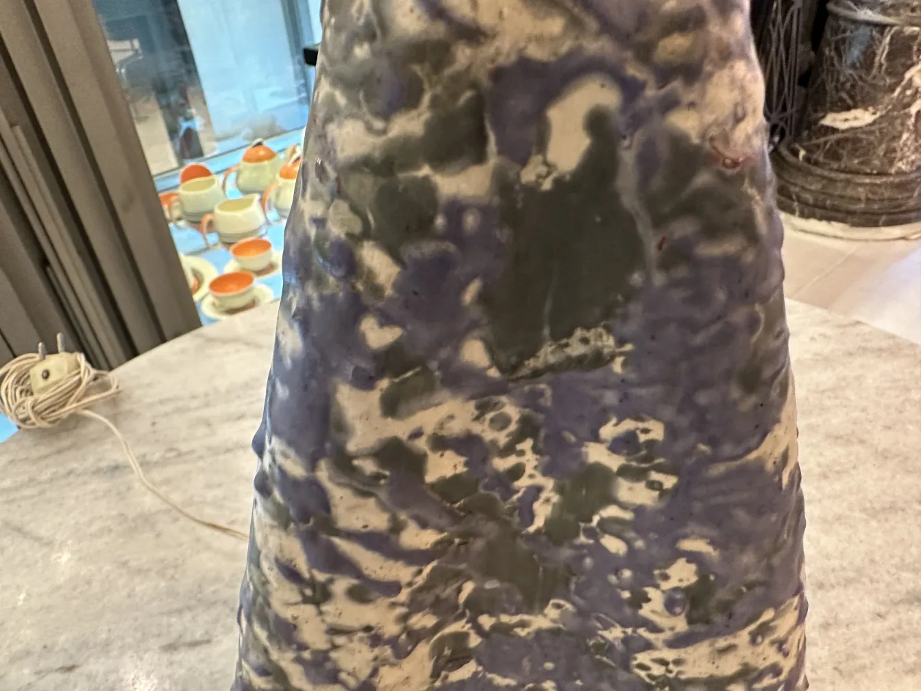 古老的台灯，色彩丰富，为任何空间增添温暖。