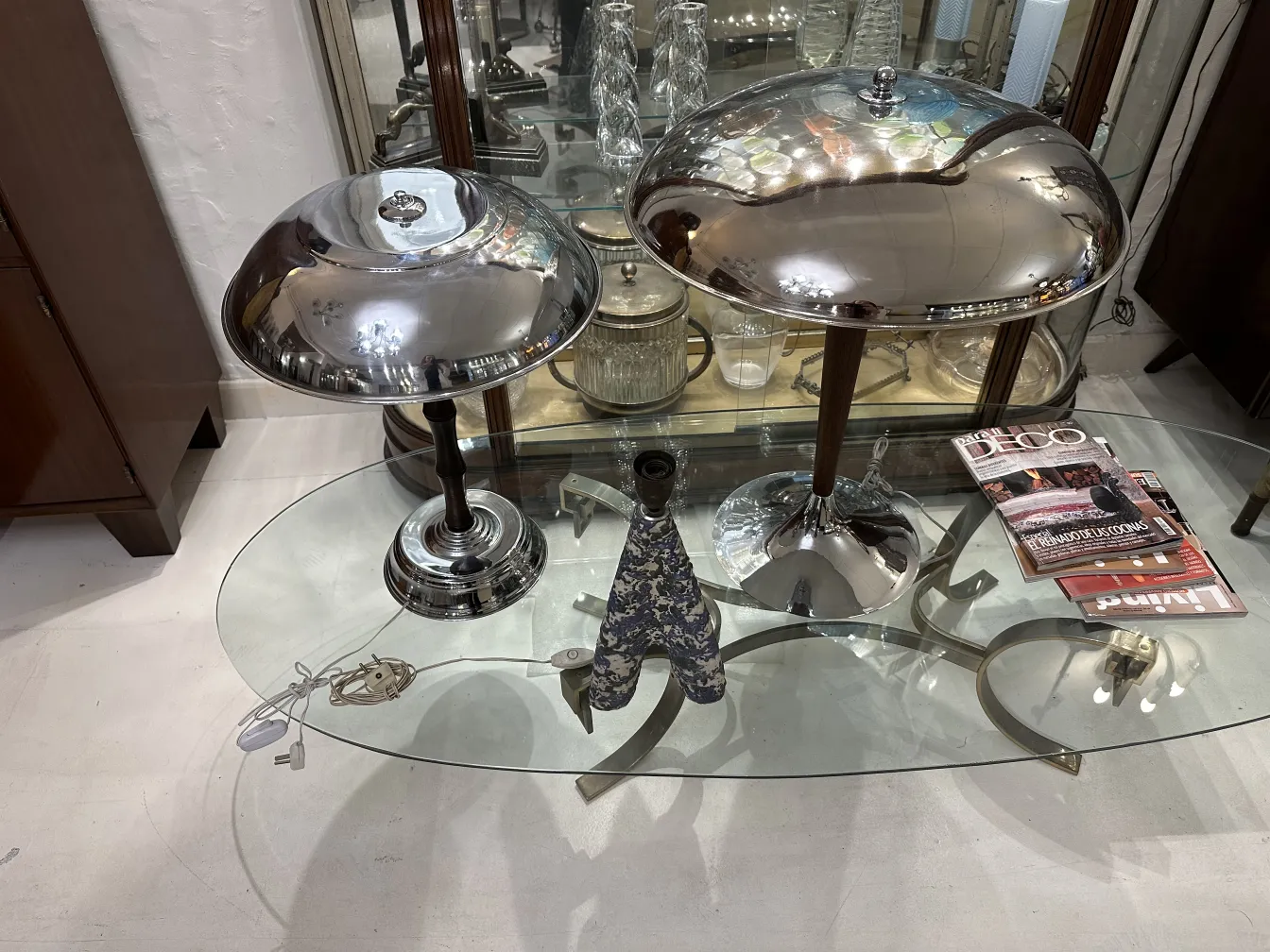 Antike Tischlampe mit glänzendem Sockel, klassischer Stil, auf Glastisch.